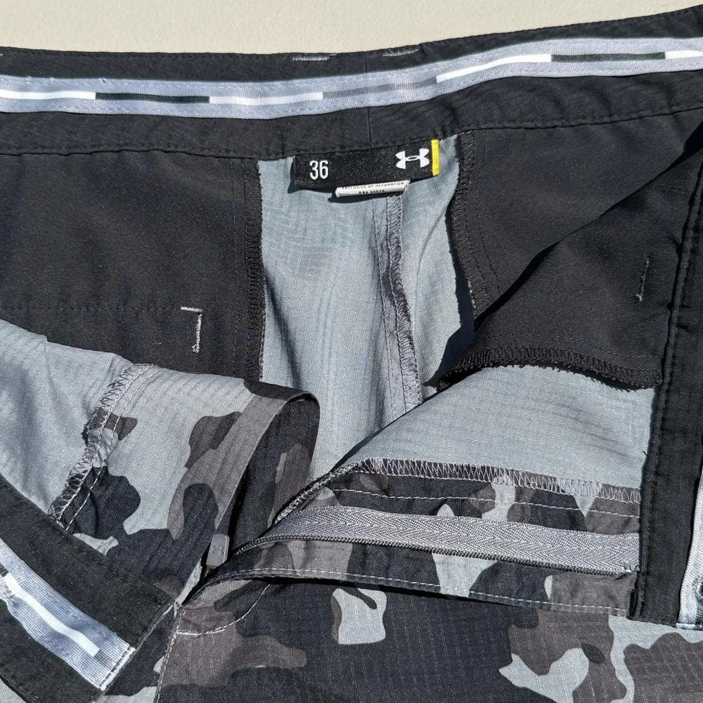 Under Armour Men's Black & Gray Camouflage Cargo Shorts size 36 - Picture 2 of 6
